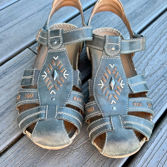 EUC. Earth Origins Sandals - Picture 4 of 6